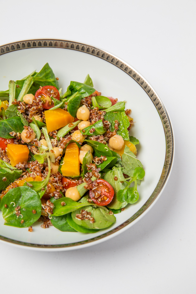 Vegan Salad with Quinoa, Chickpeas and Cherry Tomatoes