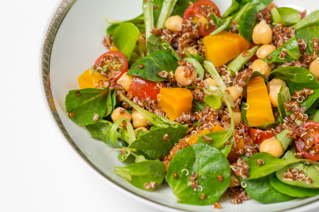 Vegan Salad with Quinoa, Chickpeas and Cherry Tomatoes